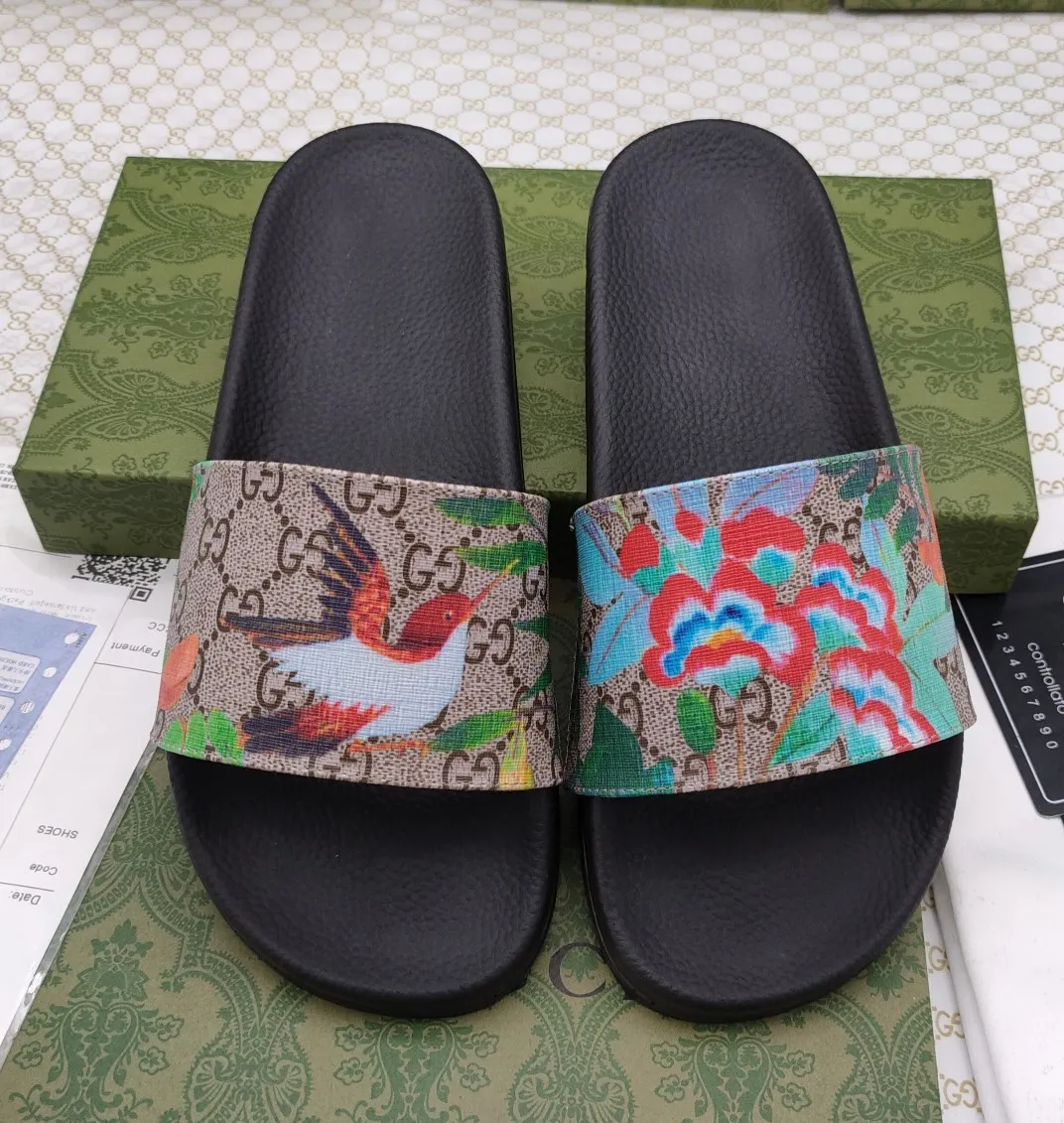👟👟Ex-factory price 220👟👟 Couple model 🎗Gucci "Gucci" slippers, a much-anticipated one, so beautiful that it will melt your hearts❤,! It is simply a masterpiece of extraordinary craftsmanship. It is a must-have for everyone. It is made by open molding. The foot feels Q-elastic and super soft. The upper foot is super delicate. Size number (35~47), exclusive model, with many layouts, there is always one you like🎉🎉